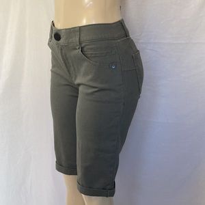 DEMOCRACY Jeans Women’s Tummy Control Size 6 Colored Bermuda Shorts Cuffed NWOT